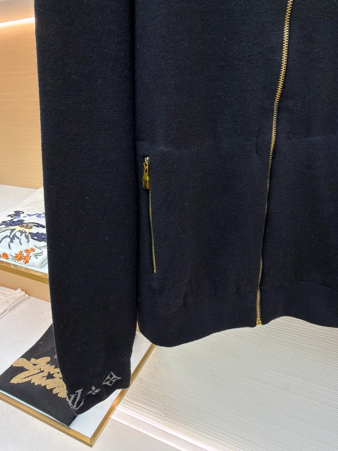 LOUIS VUITTON Wool knitted printed stand collar long sleeves ●Original version: Purchased and developed by 15953 ●Item number: 1681976-C05 ●Fabric: wool blended fabric ●Technology: knitting ●Color: black ●Version: fitted version ●Weight: about 670 grams ●Size: S-M-L-XL ●Description: Made of selected wool blended fabric, it feels soft and delicate and has good warmth retention. After special washing process, it presents a unique aged texture and soft color. The three-dimensional tailoring fits the body shape, and the stand-up collar design with smooth zipper closure makes it neat and stylish to wear. The collar and cuffs are decorated with the brand's iconic Monogram jacquard pattern, with exquisite details that highlight the brand's identity. The body of the garment adopts flat-turn open-stitching technology, the stitches are even and flat, and the lines are clear and smooth. The pockets on both sides are designed to be practical and beautiful, and the edges are reinforced to ensure durability. The ribbed design on the hem and cuffs is both windproof and warm and can modify your figure. The entire jacket embodies Louis Vuitton's ultimate pursuit of quality and craftsmanship from fabric selection, tailoring to detail processing. It not only retains the elegant style of classic items, but also incorporates modern design language, making it suitable for various occasions and showing a low-key and luxurious fashion attitude. The overall wiring is straight and delicate, the fabric is comfortable and soft, and the color is consistent without color difference. It can be matched with the same style to create a fashionable look and control various occasions. Customized accessories, complete with three standards, same style for men and women!